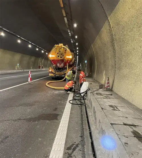 龙港隧道排水渠清淤
